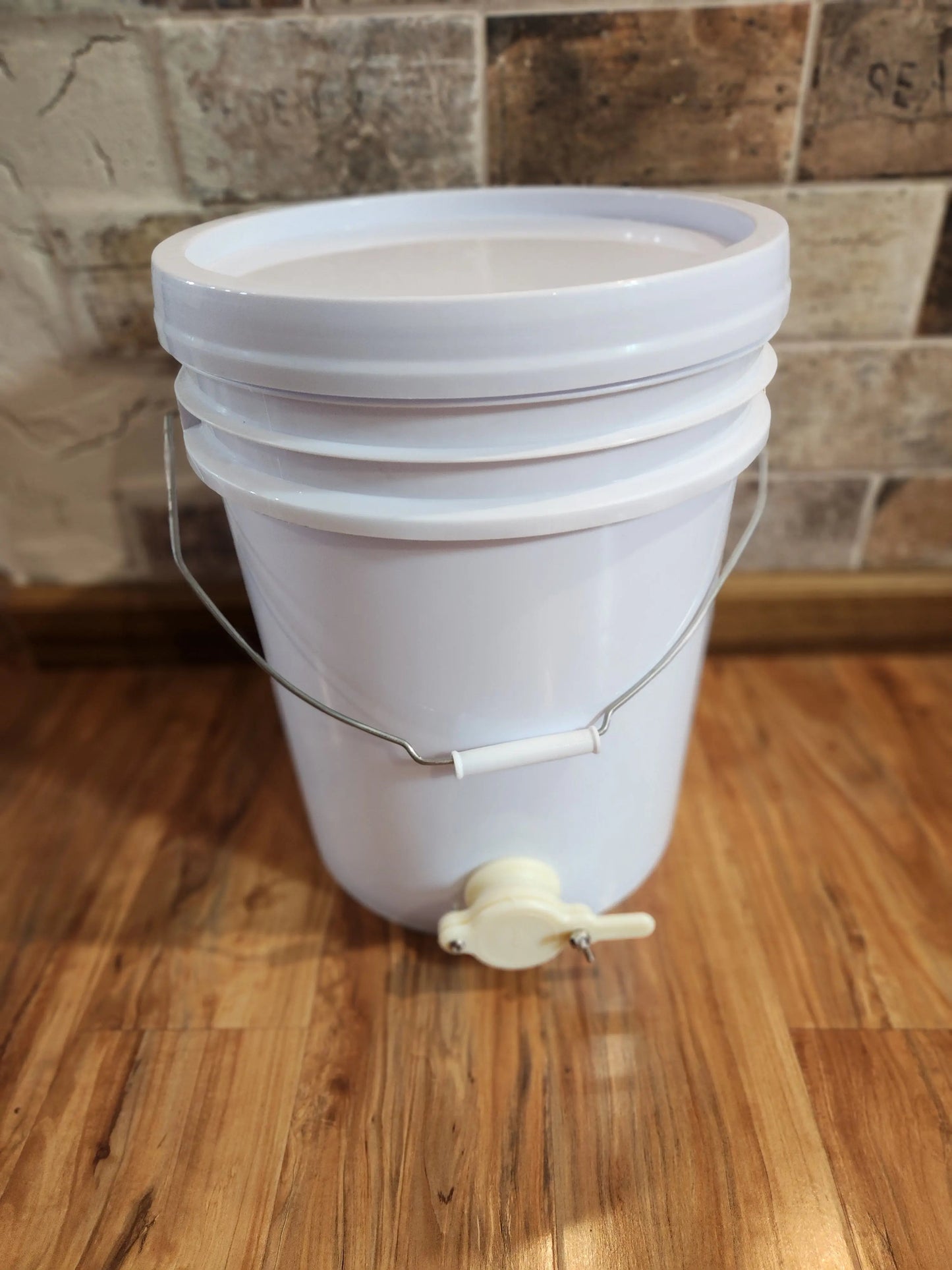 5 Gallon Food Grade Honey Bucket with Honey gate Die Biene Honey Farm